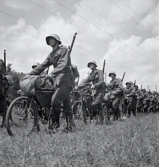     Militärradfahrer, 1938–1945  Von 1891 bis 2003 verfügt die Schweizer Armee über Fahrradtruppen. In ihrer Pionierzeit fungieren sie als Kuriere und Nachrichtenübermittler.  © Schweizerisches Nationalmuseum
